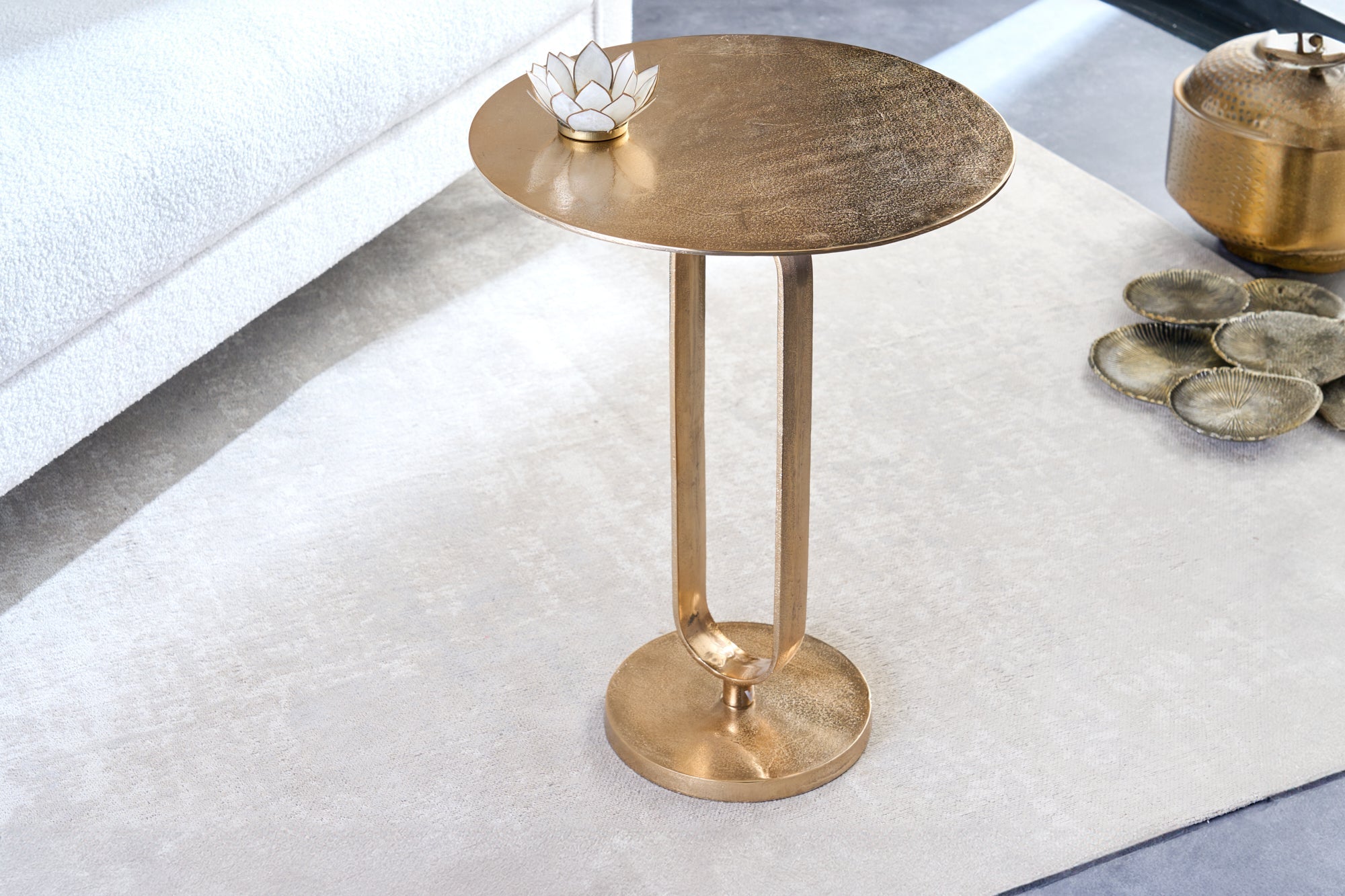 ELEGANCE Mesa auxiliar redonda de 60 cm de metal dorado y aluminio artesanal