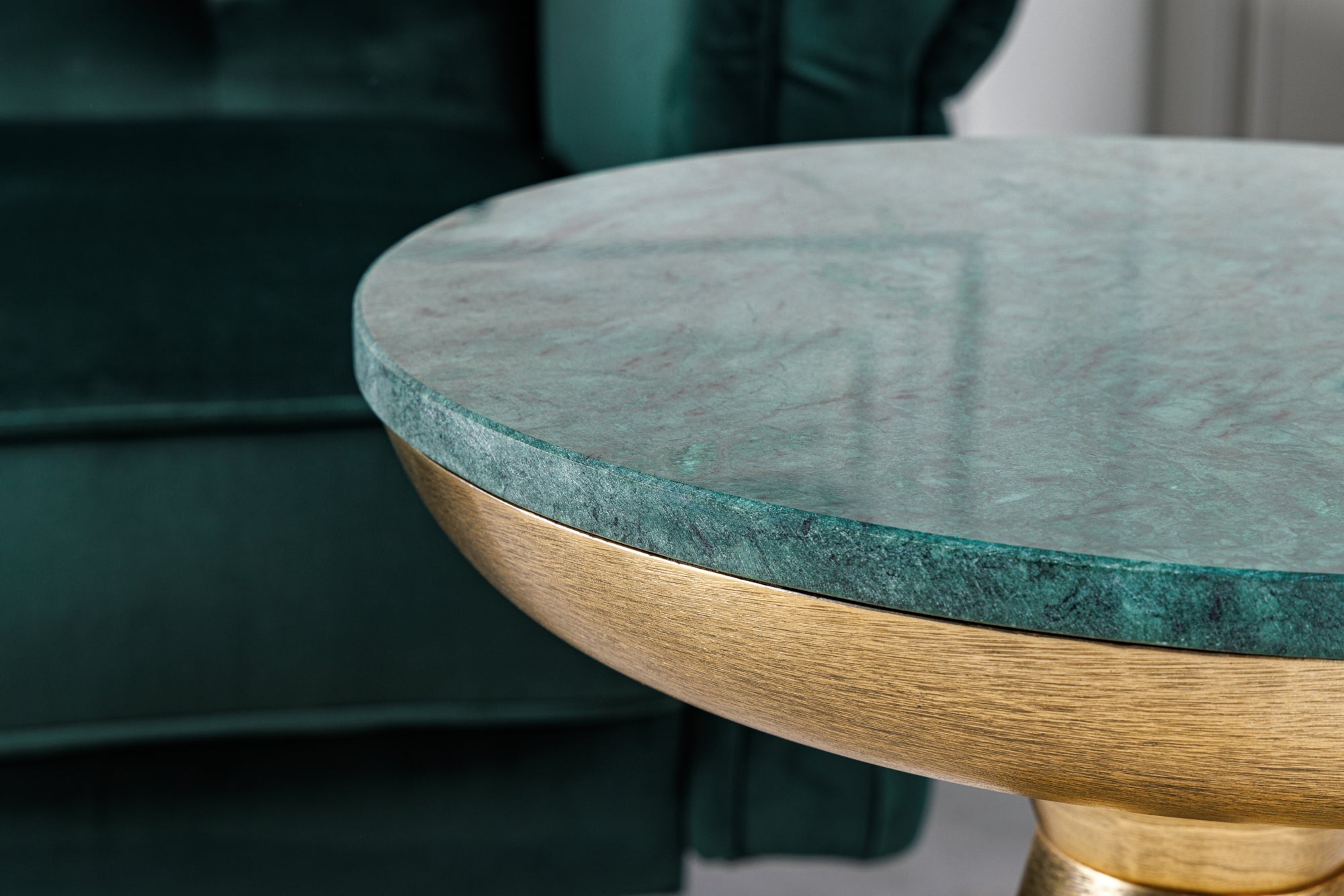 ELEMENTS Mesa auxiliar redonda de 60 cm de mármol verde dorado hecho a mano