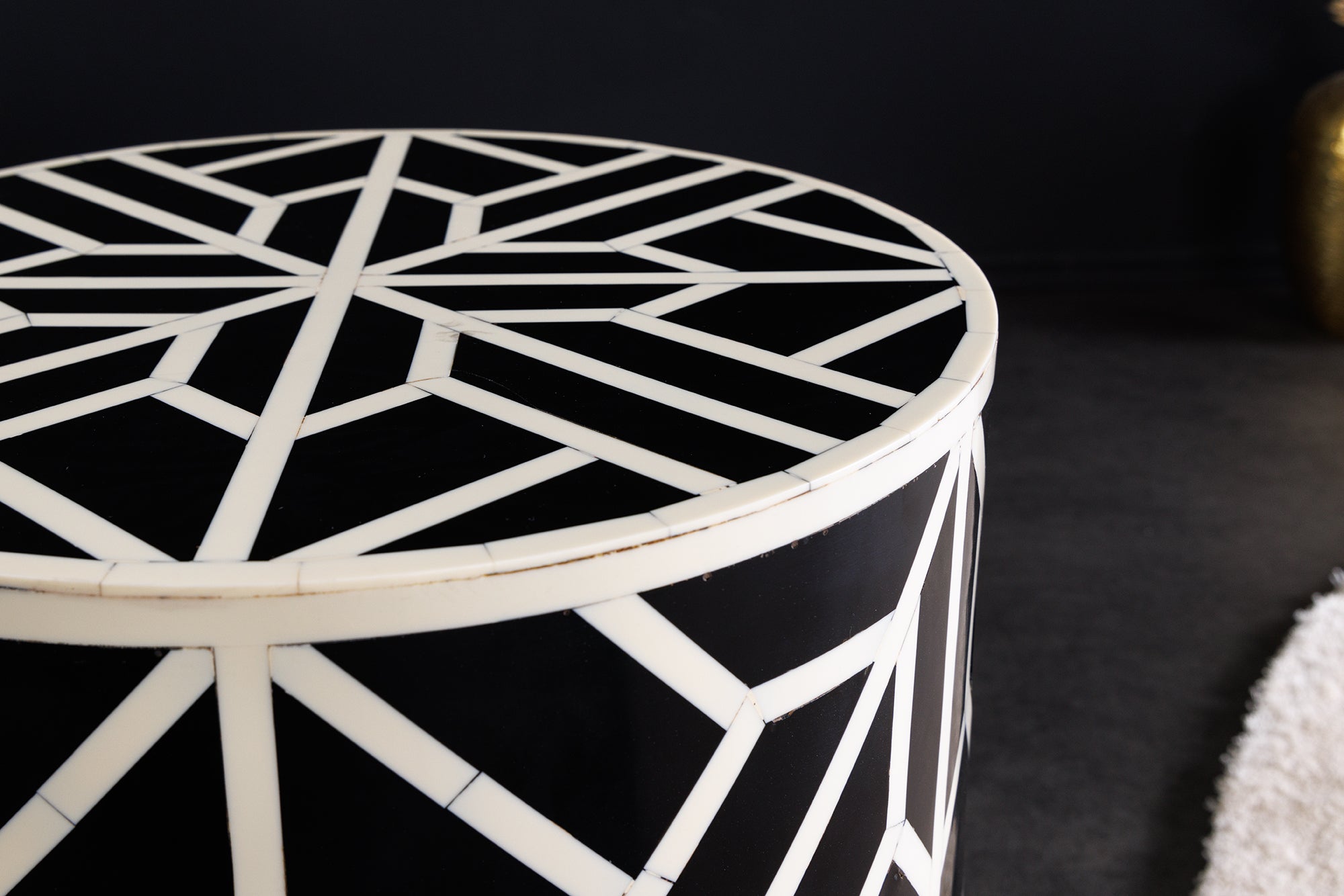 Table d'appoint ronde en marqueterie d'os HARMONY NATURE 45 cm, noire et blanche, fabriquée à la main