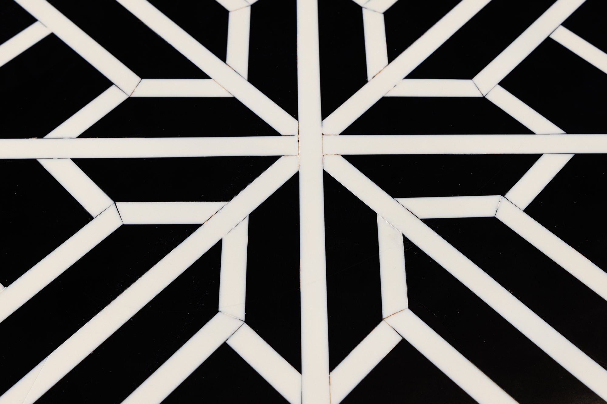 Table d'appoint ronde en marqueterie d'os HARMONY NATURE 45 cm, noire et blanche, fabriquée à la main