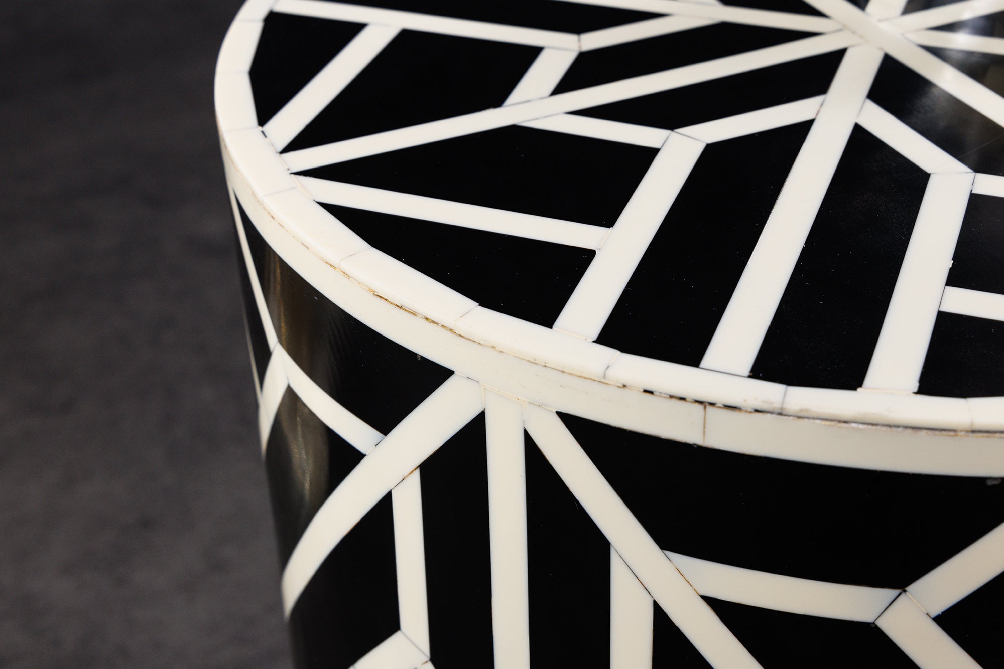 Table d'appoint ronde en marqueterie d'os HARMONY NATURE 45 cm, noire et blanche, fabriquée à la main