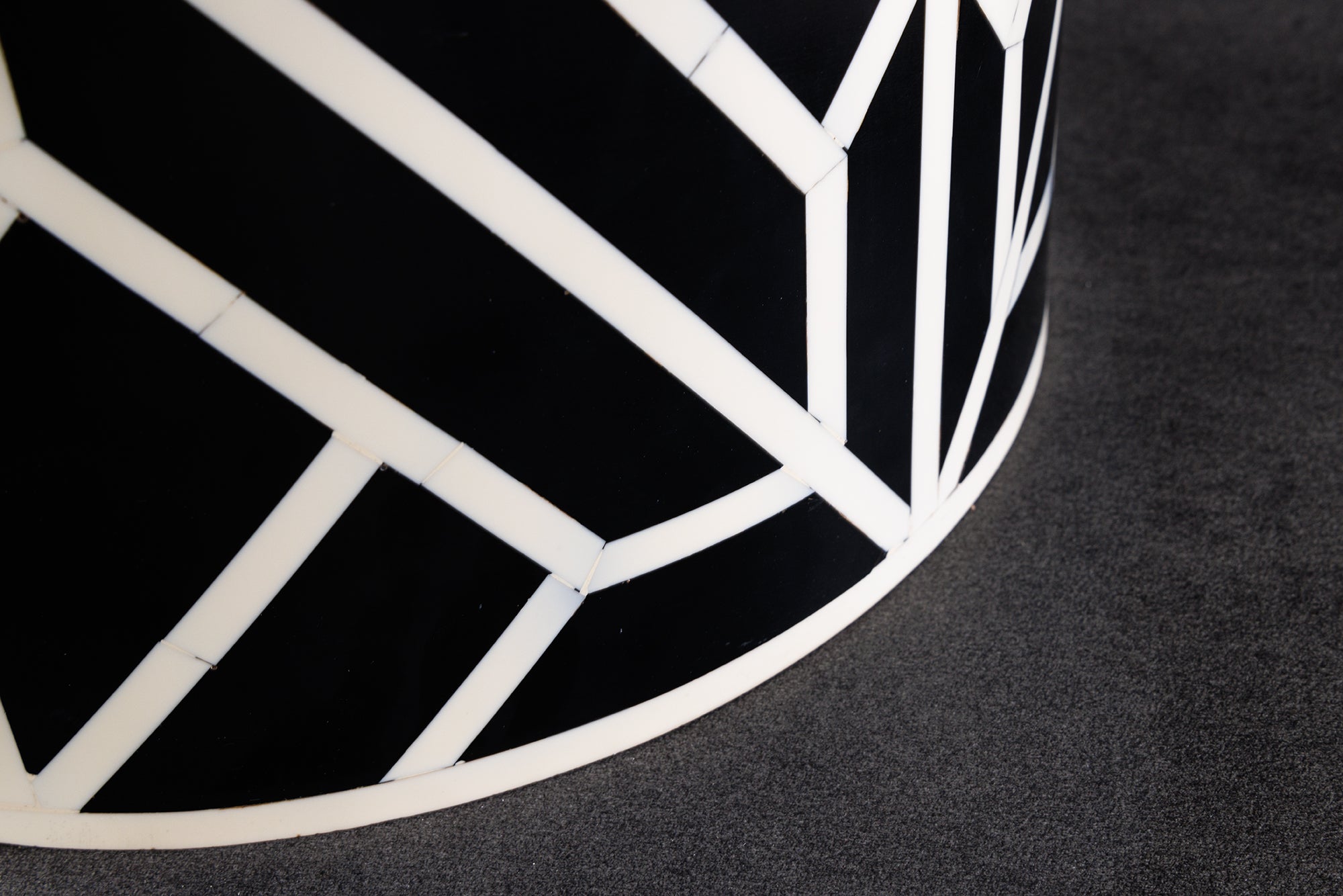Table d'appoint ronde en marqueterie d'os HARMONY NATURE 45 cm, noire et blanche, fabriquée à la main