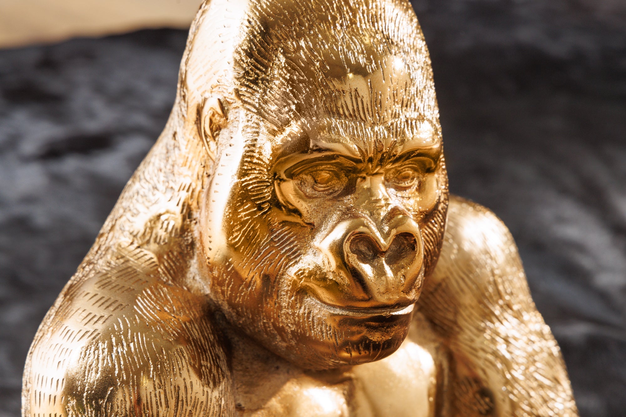KONG mesa auxiliar redonda 50cm metal dorado cristal figura mono escultura gorila