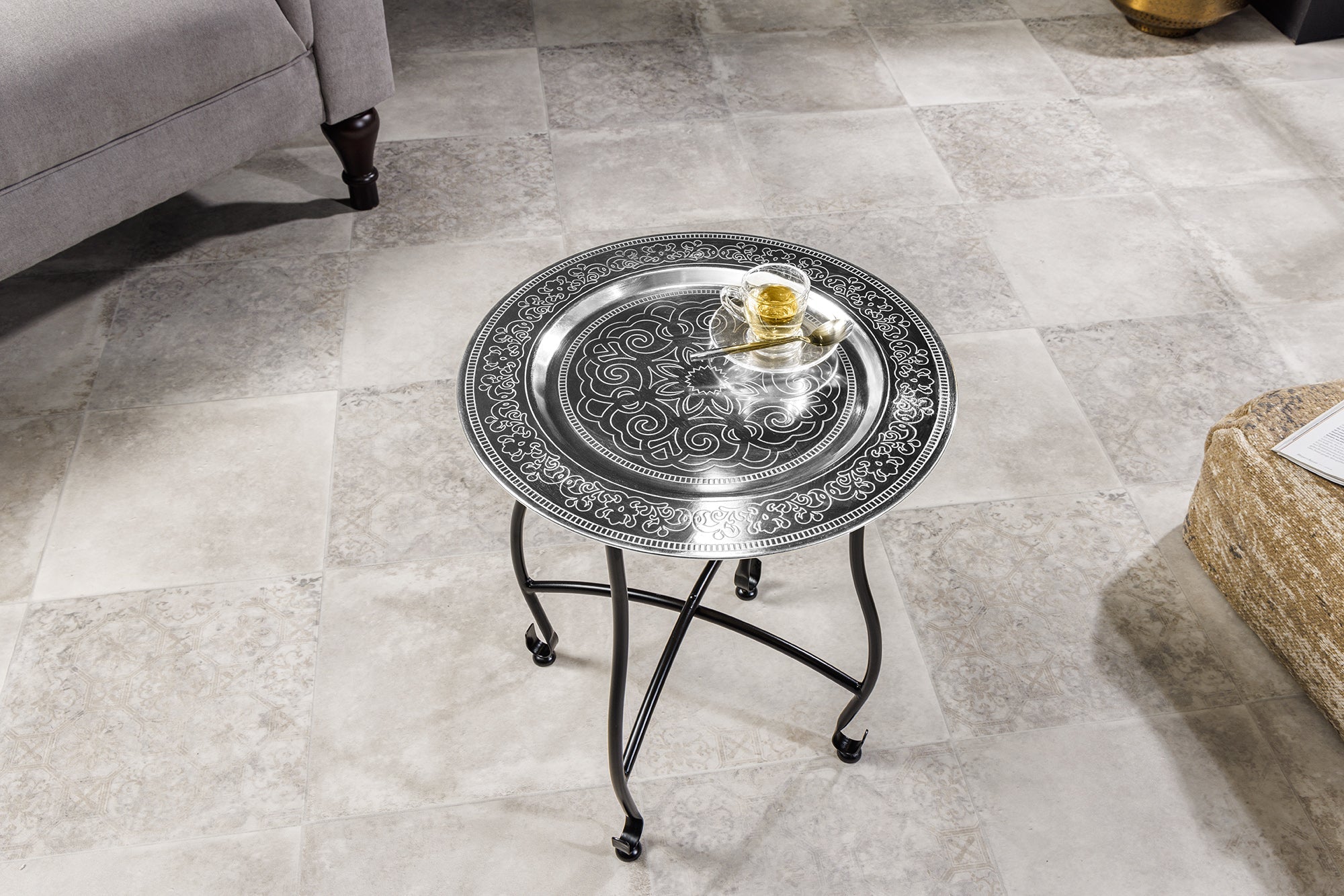 MARRAKESH Mesa auxiliar redonda de 50 cm con bandeja de té plateada plegable extraíble