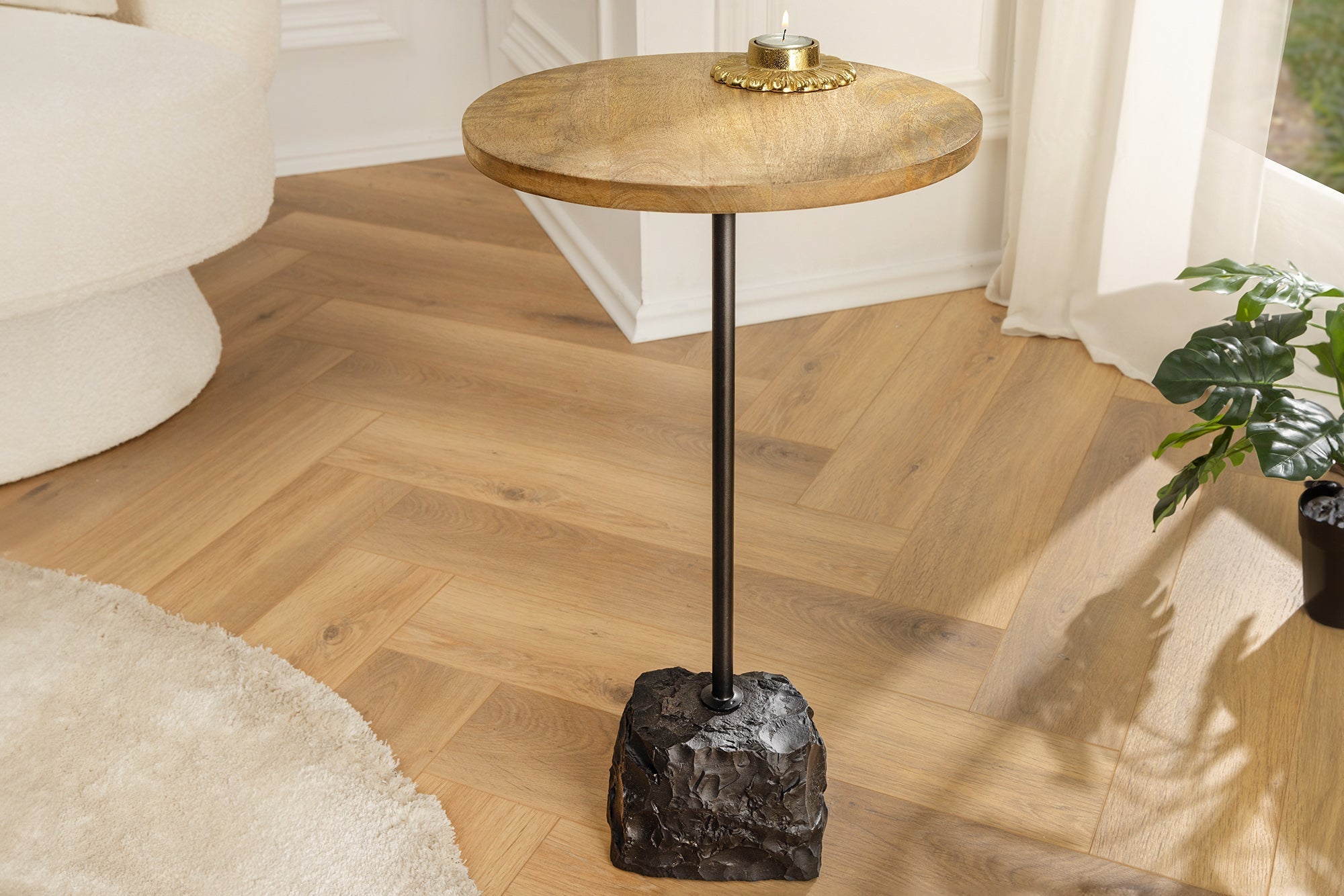 Table d’appoint ronde TRAYFUL 55cm en bois de manguier naturel massif socle en marbre métal noir