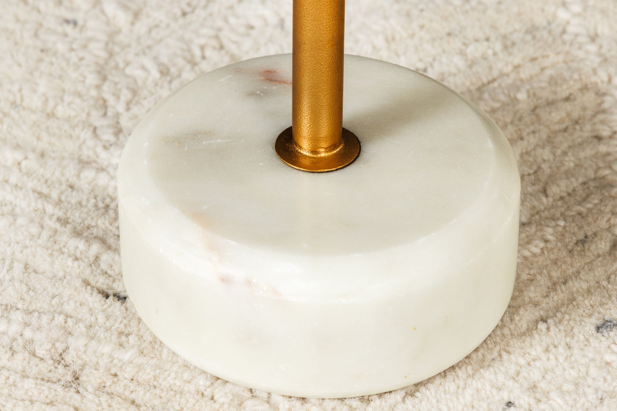 Table d'appoint ronde TRAYFUL 60cm fer doré base marbre blanc fait main
