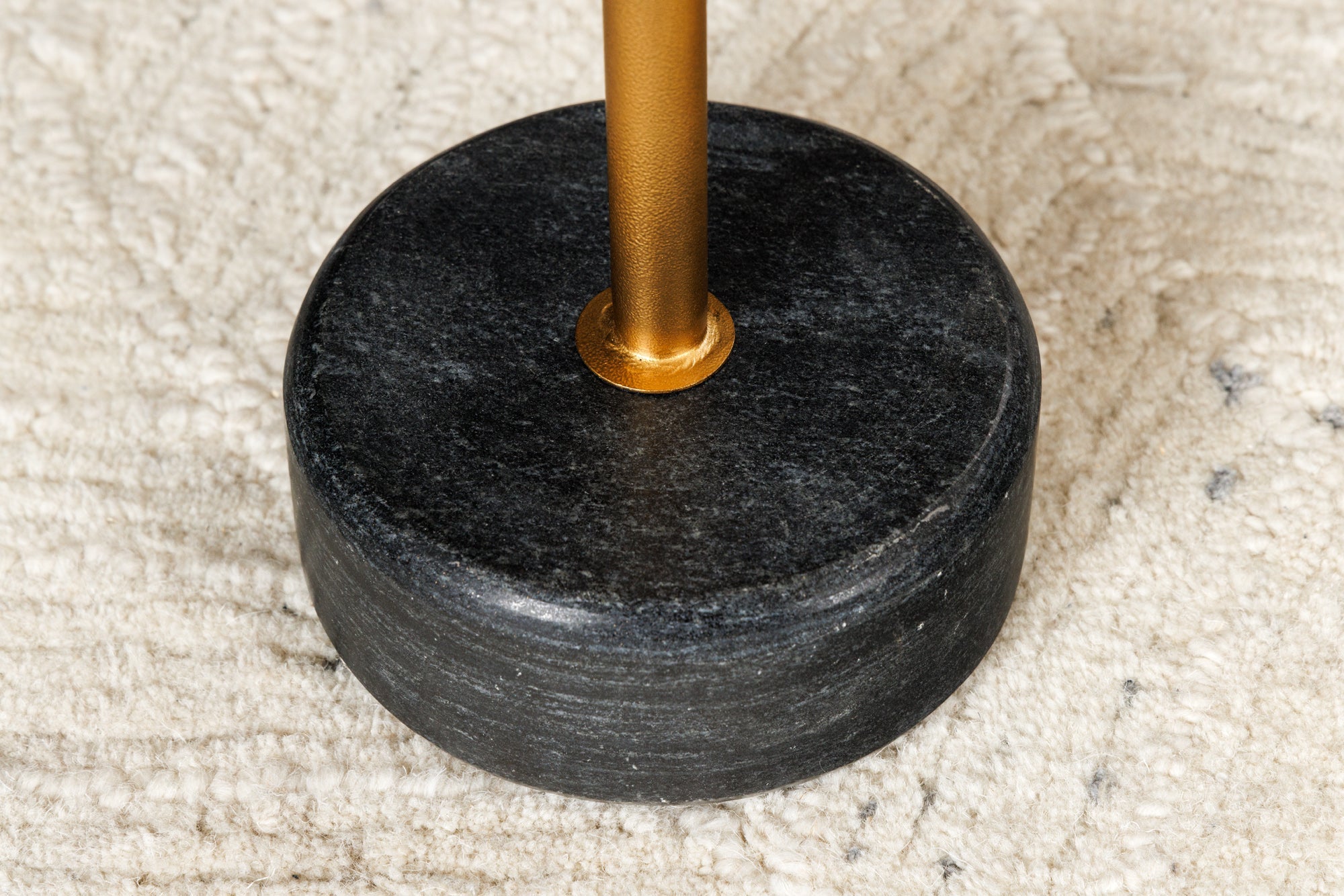 Table d'appoint ronde TRAYFUL 60cm fer doré base marbre noir fait main