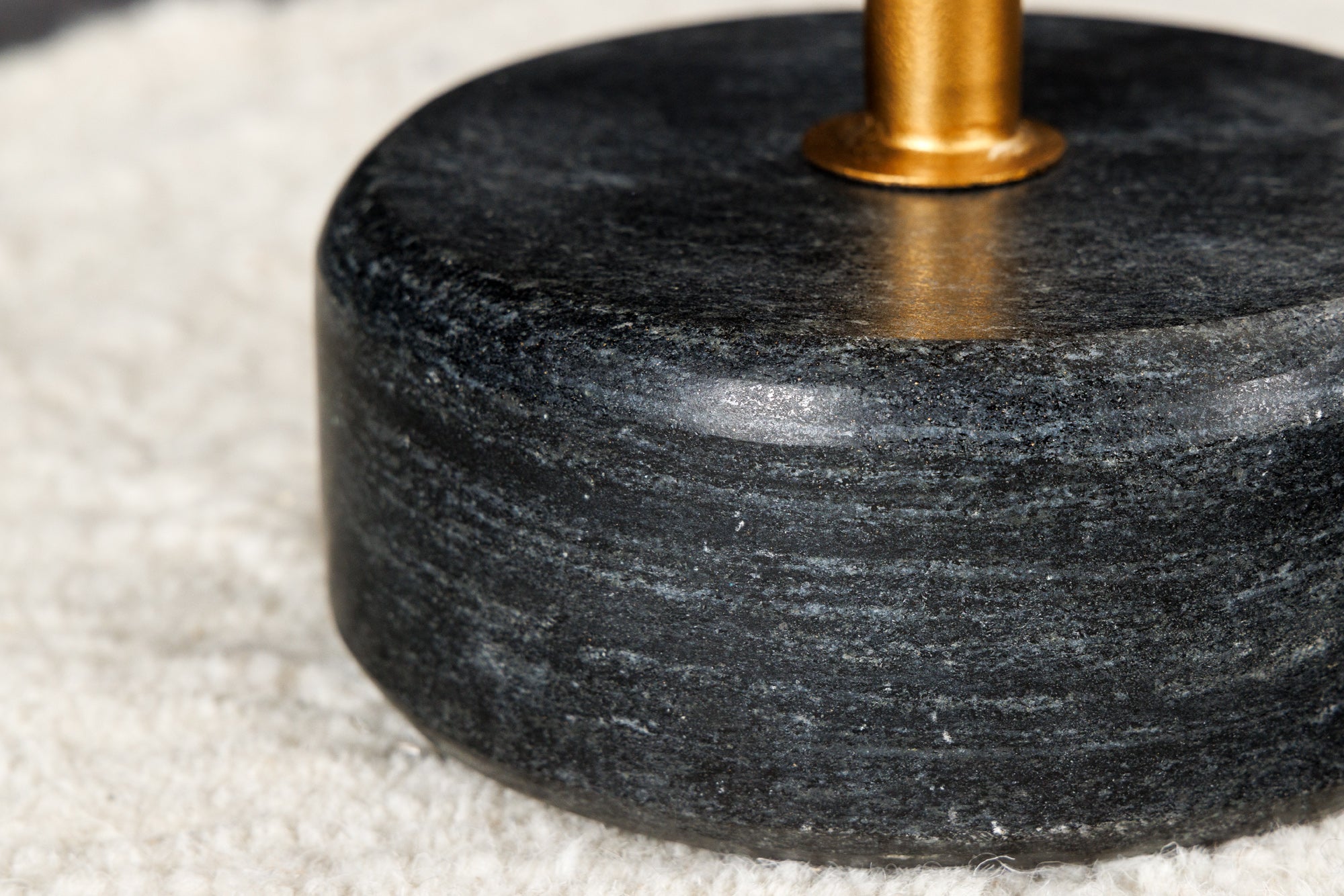 Table d'appoint ronde TRAYFUL 60cm fer doré base marbre noir fait main