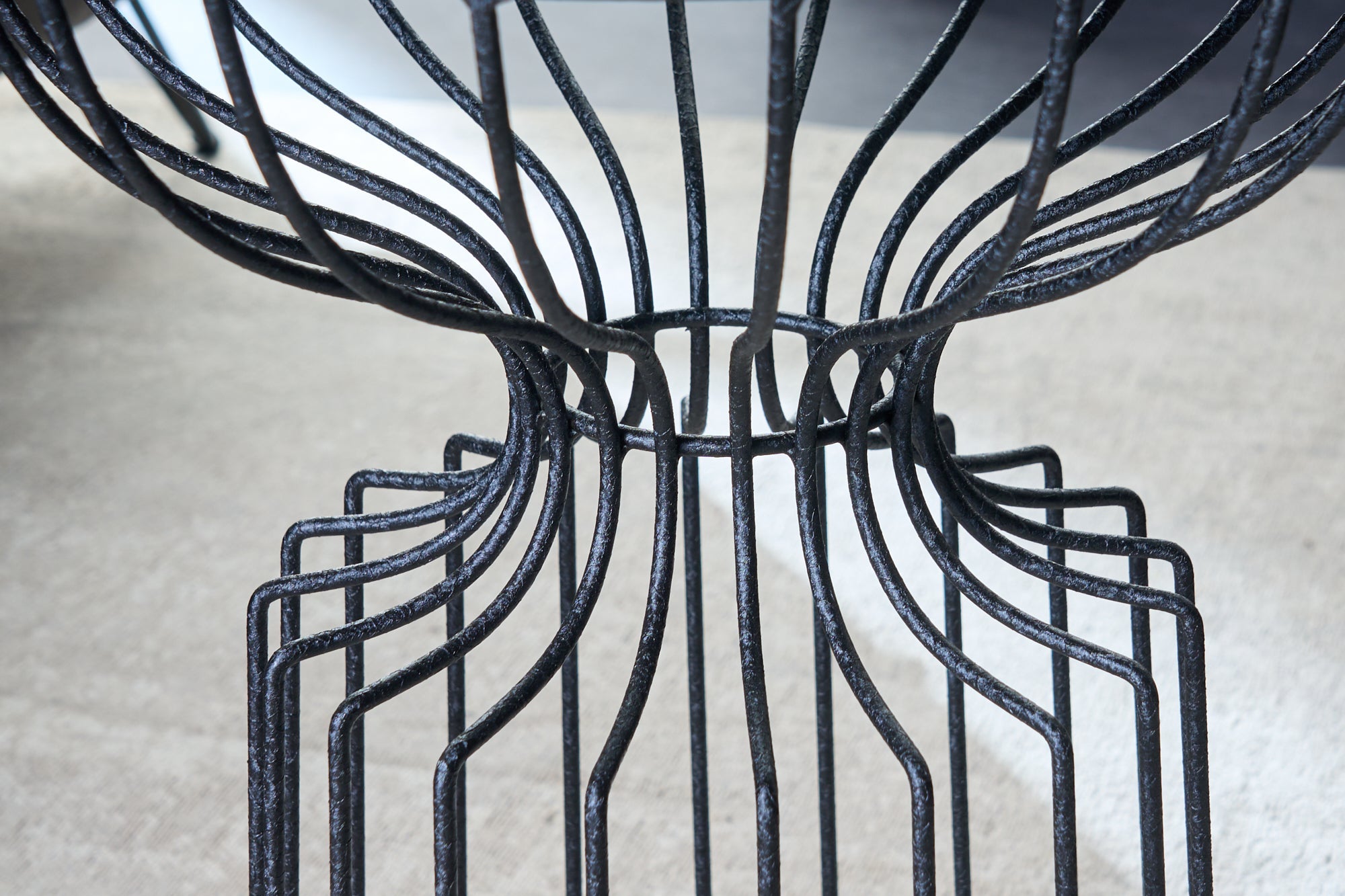 VARIATION Mesa auxiliar redonda de 55 cm con estructura de hierro negro hecha a mano