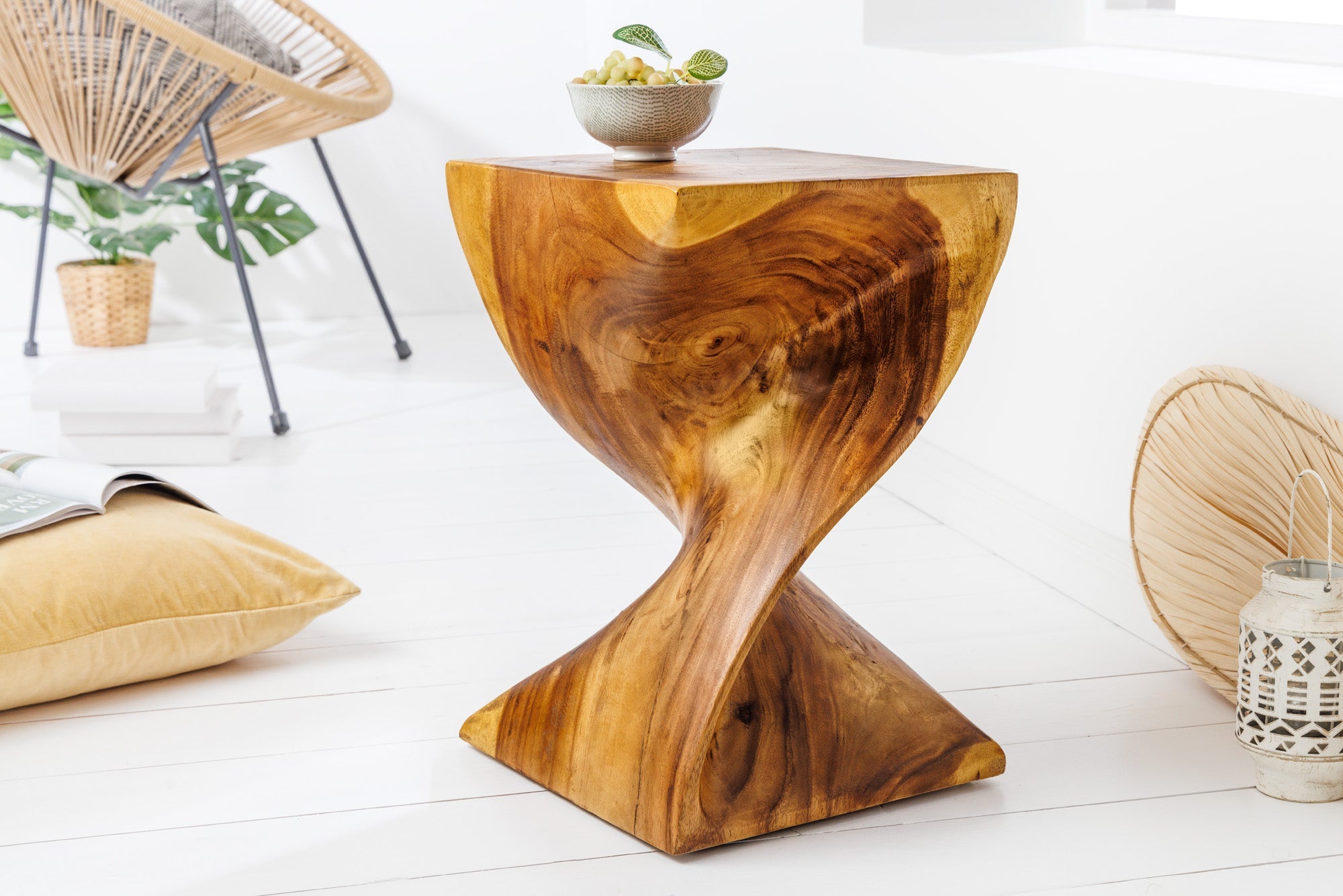 HELIX Mesa auxiliar escultórica de 30cm en madera natural de Suar hecha a mano en Bali taburete