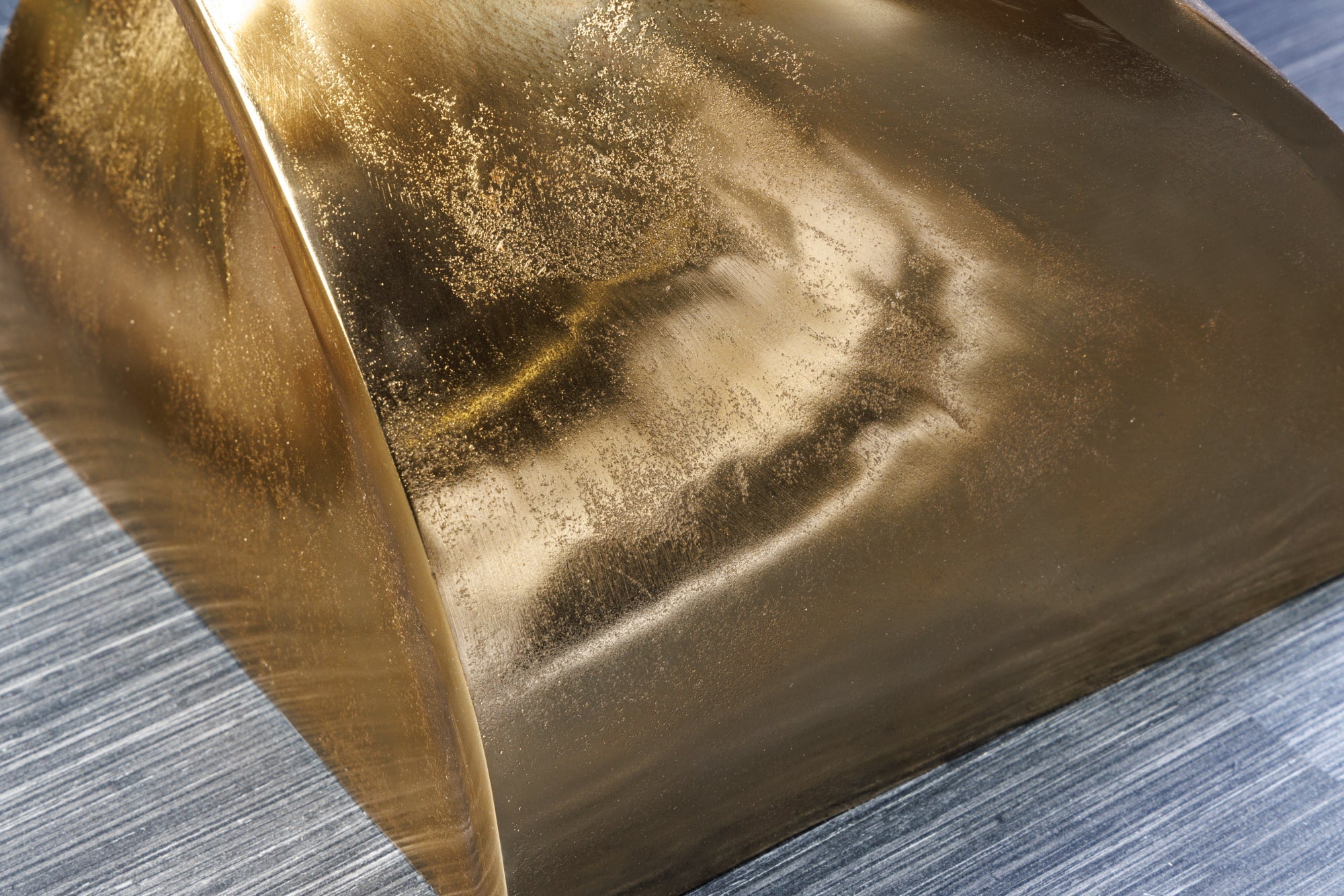 TWIST Mesa auxiliar escultórica de 45cm en aluminio dorado taburete hecho a mano mesita de noche