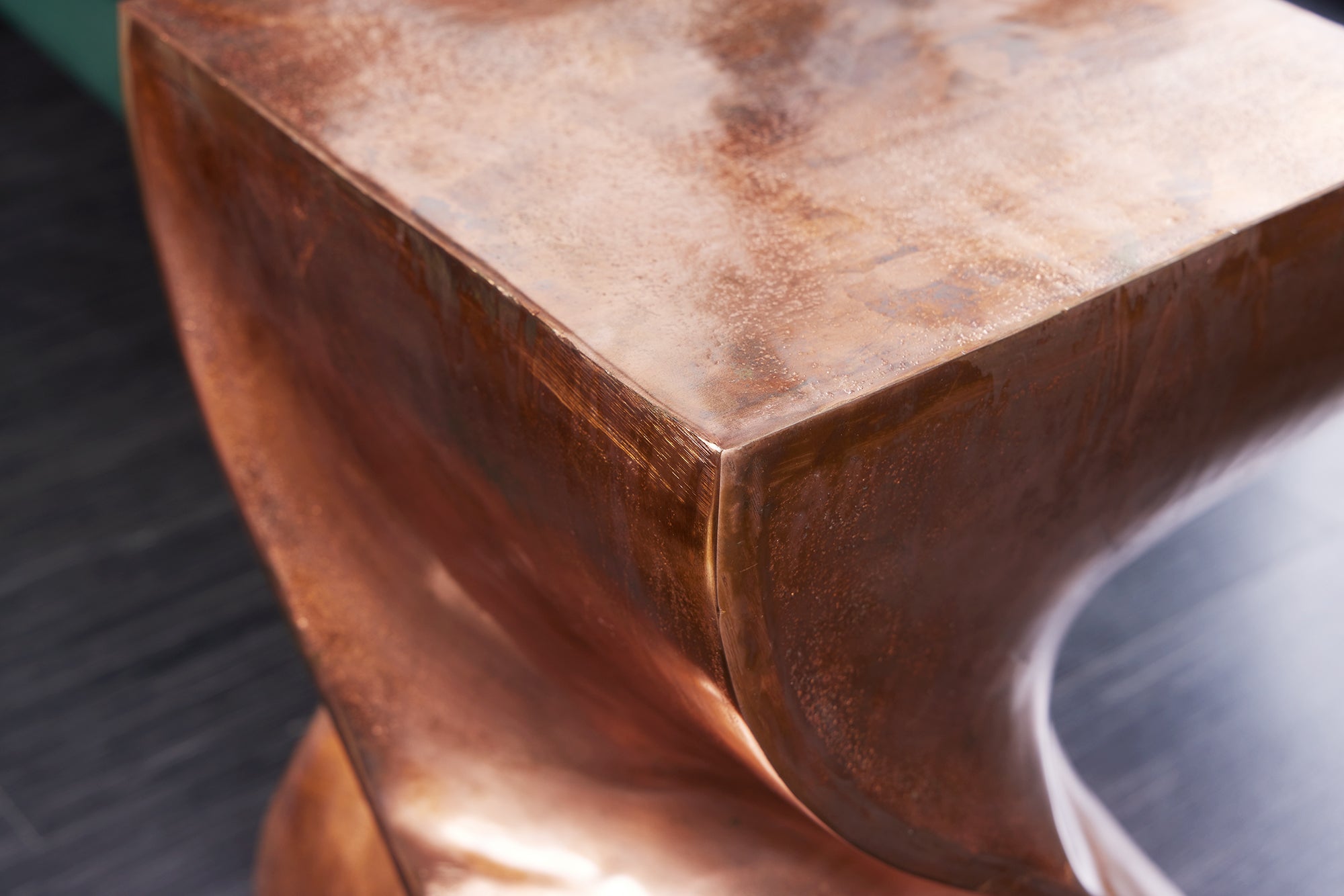 TWIST Mesa auxiliar escultural de 45 cm, fabricada a mano en metal flameado de cobre