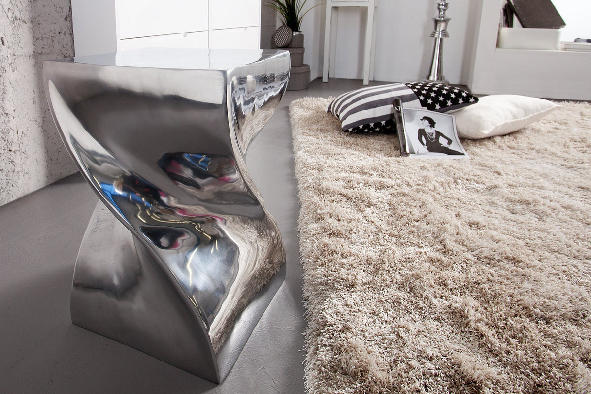 Table d’appoint sculpturale TWIST 45cm tabouret en aluminium poli argent design moderne