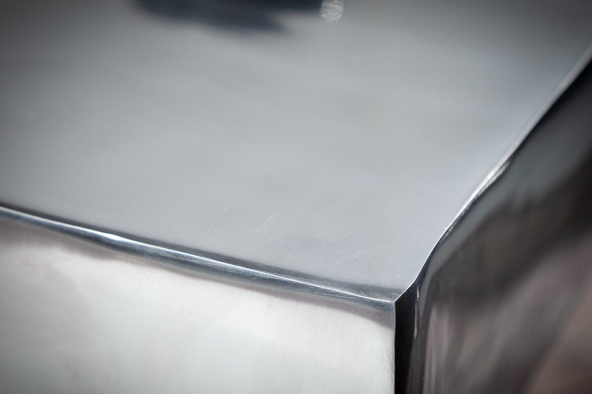 TWIST Taburete de mesa auxiliar escultural de 45 cm de aluminio plateado pulido Diseño moderno