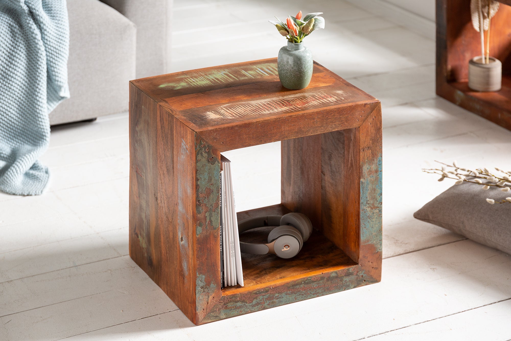 JAKARTA Mesa auxiliar maciza de 45cm Estantería cubo de madera reciclada de colores
