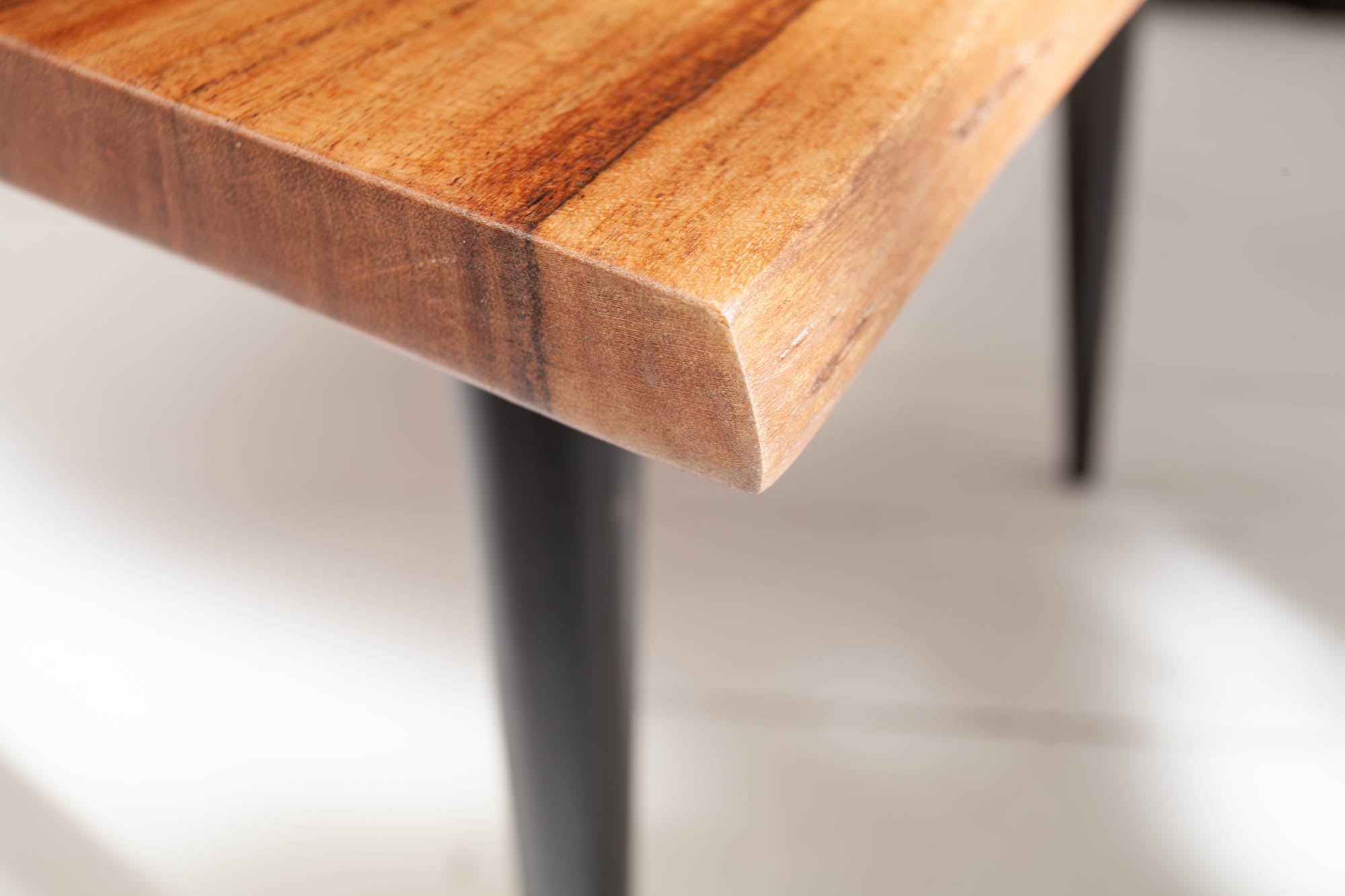 Mesa auxiliar maciza ORGANIC LIVING Mesa de centro de madera de acacia de 60 cm con borde de árbol