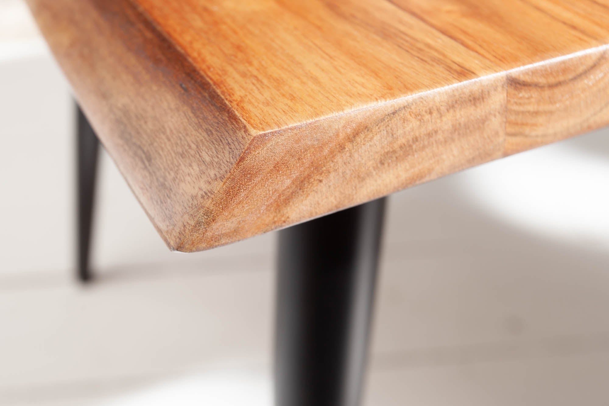 Mesa auxiliar maciza ORGANIC LIVING Mesa de centro de madera de acacia de 60 cm con borde de árbol