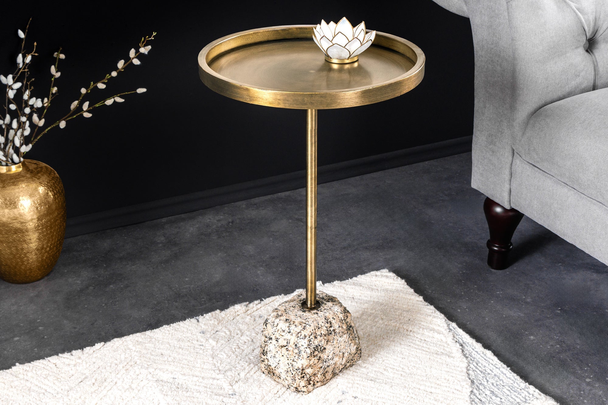 Table d'appoint TRAYFUL 60 cm, faite à la main, en laiton antique, fer et base en marbre naturel