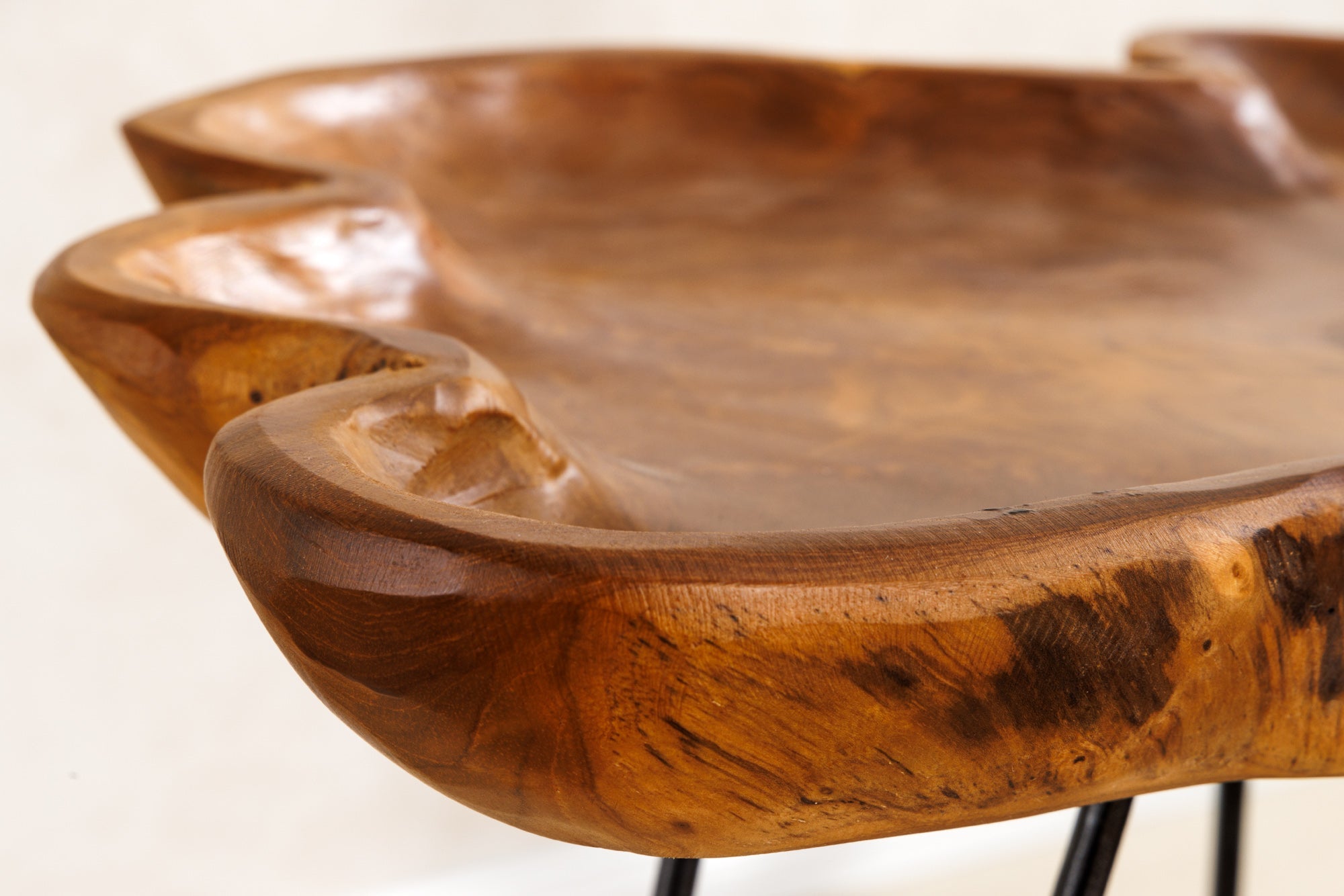 Table d'appoint unique WILD 65 cm en teck naturel avec pieds en épingle à cheveux
