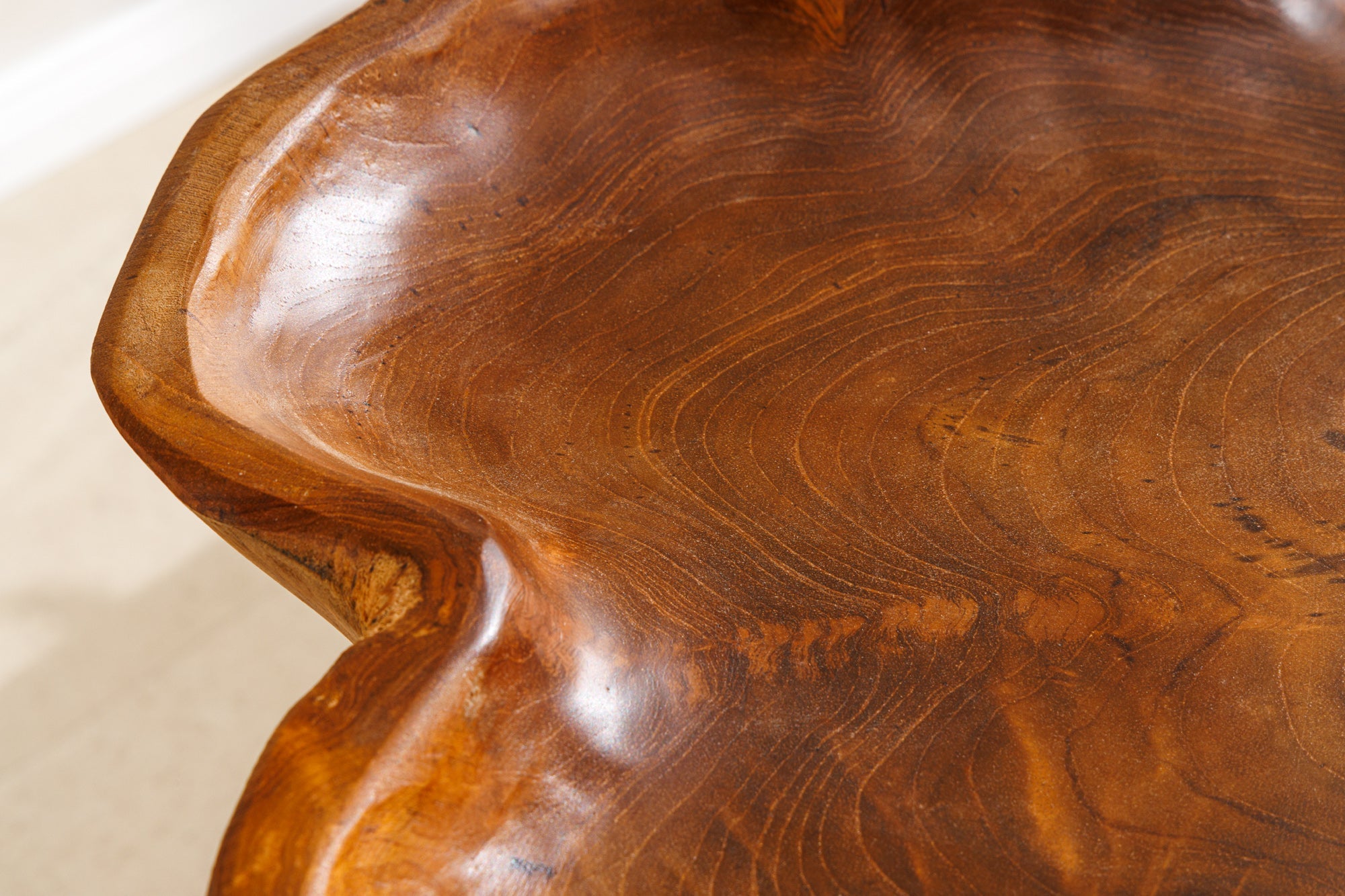 Table d'appoint unique WILD 65 cm en teck naturel avec pieds en épingle à cheveux