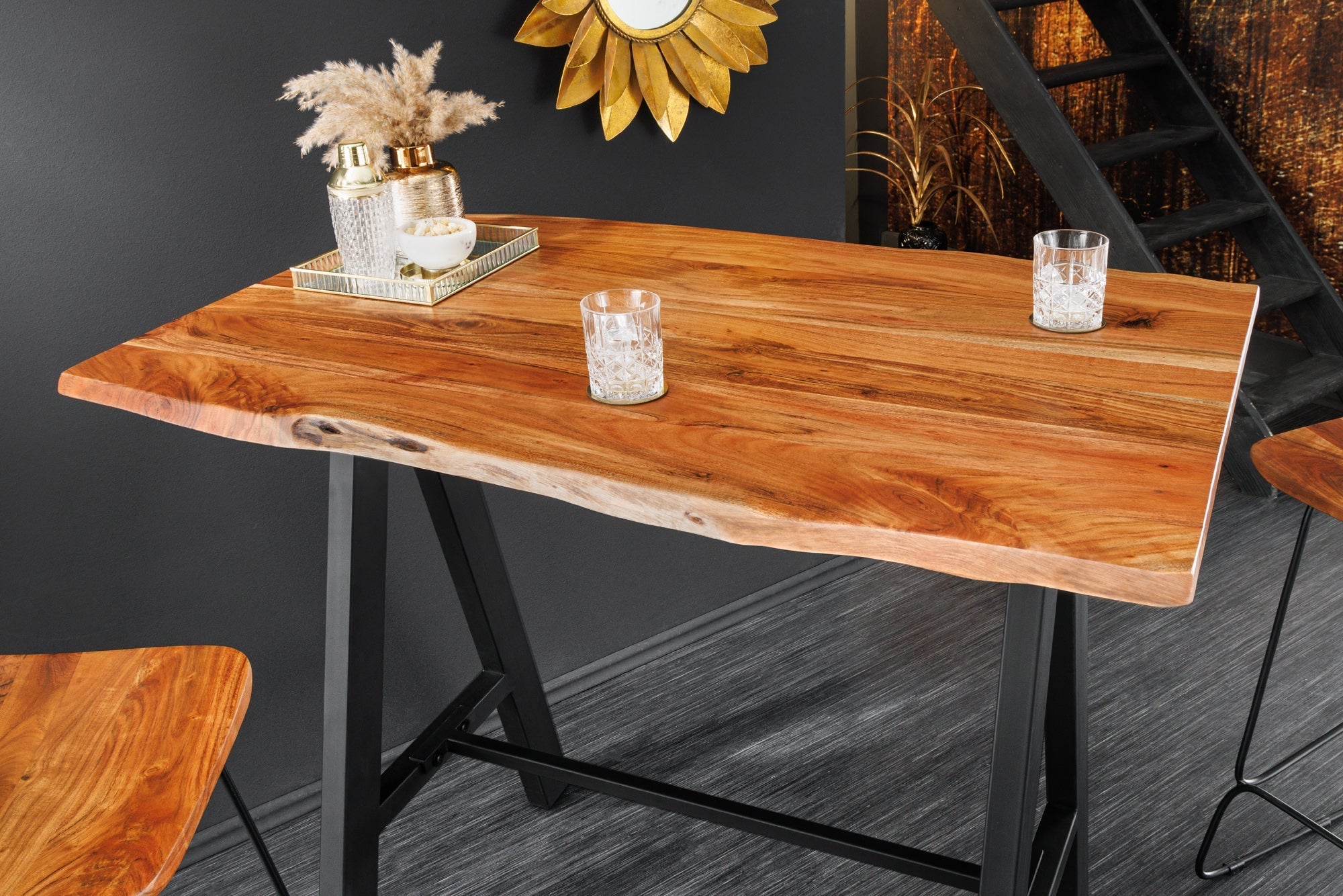 Table de bar en bois massif MAMMUT 120cm acacia naturel bord métal noir avec repose-pieds