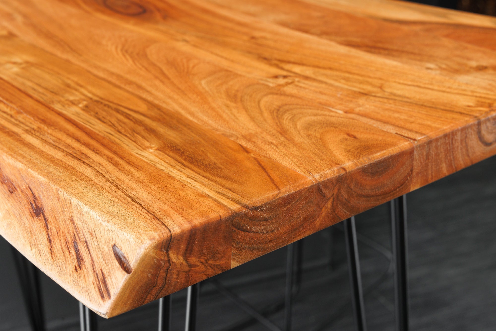 Table de bar en bois massif MAMMUT 140cm acacia naturel bord métal pieds épingle noir