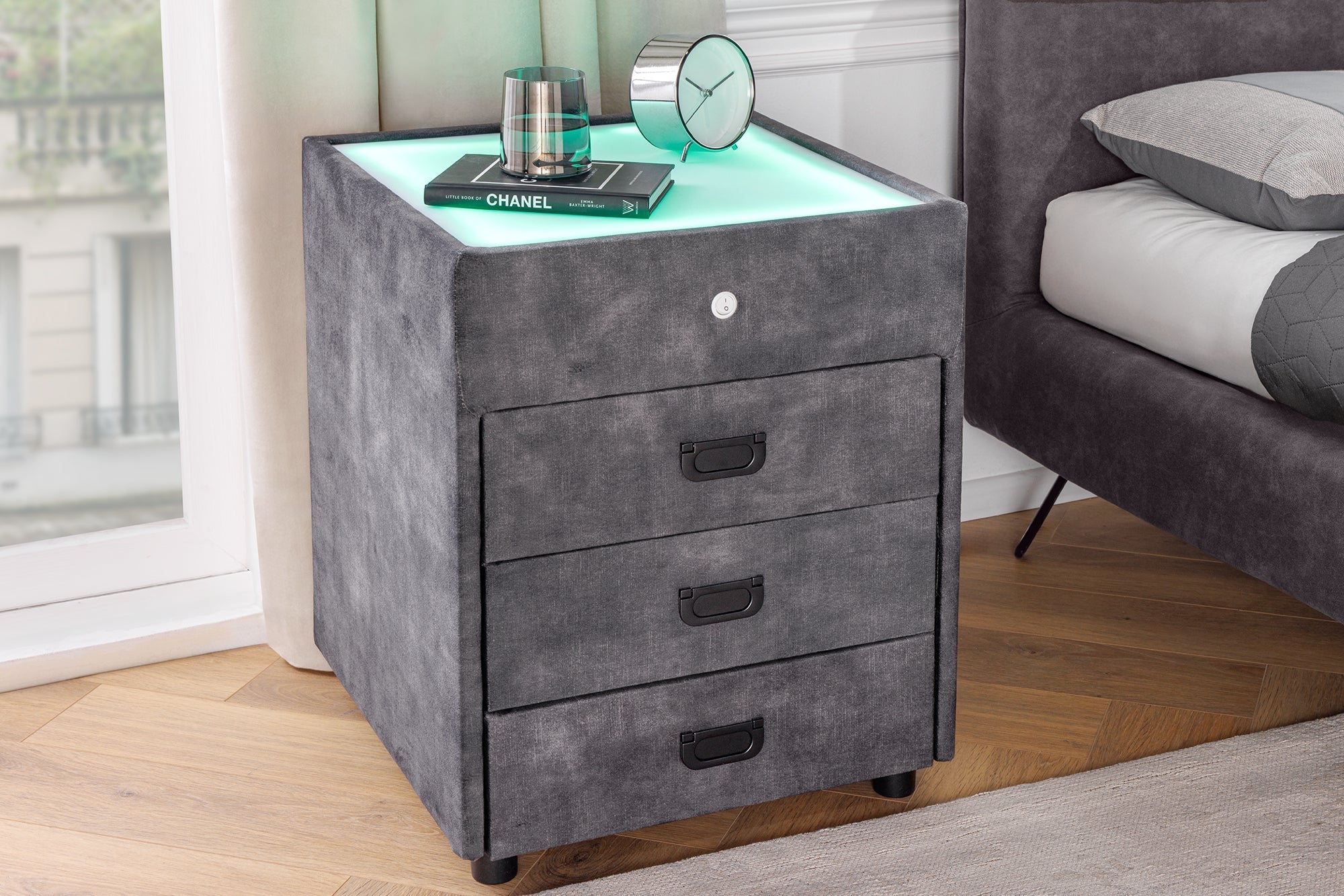 Table de chevet carrée PARIS 55cm velours gris comprenant éclairage et tiroirs