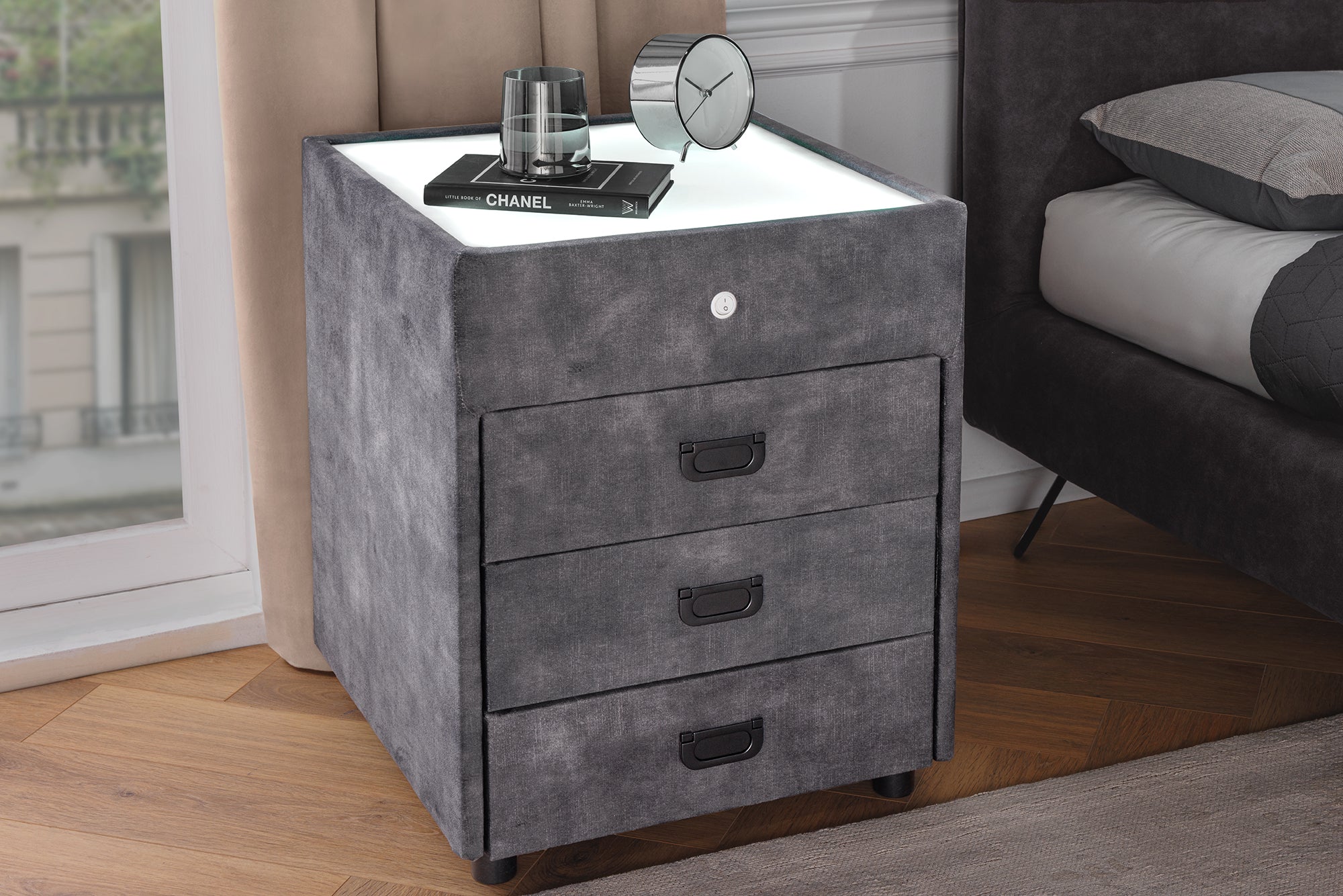 Table de chevet carrée PARIS 55cm velours gris comprenant éclairage et tiroirs
