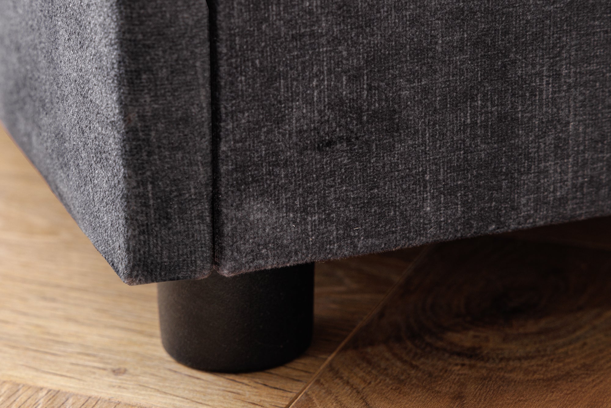 Table de chevet carrée PARIS 55cm velours gris comprenant éclairage et tiroirs