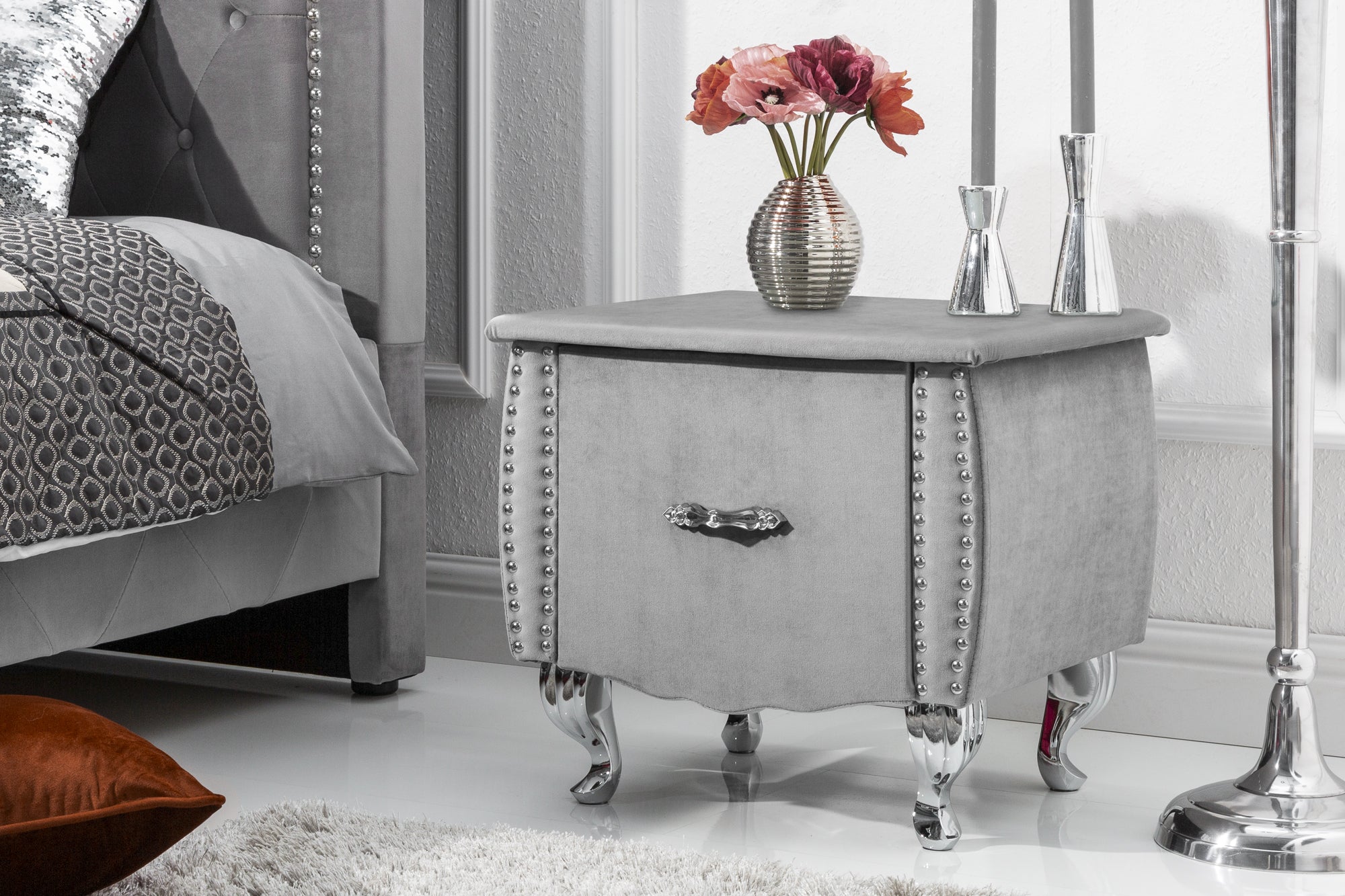 Table de chevet élégante EXTRAVAGANCIA 50cm commode de nuit en velours gris argenté avec tiroir
