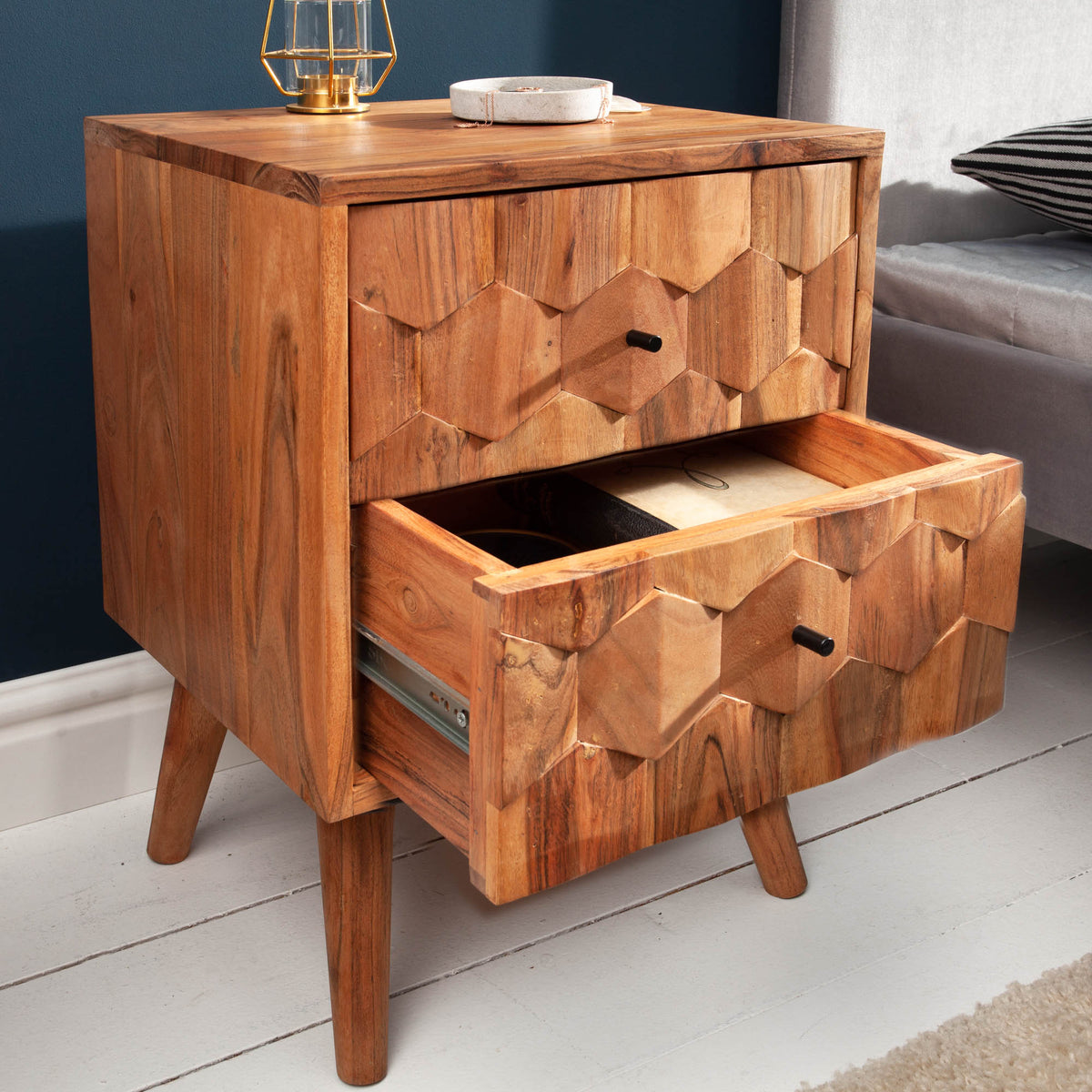 Table de chevet en bois massif MYSTIC LIVING 60cm acacia naturel design 3D avec rangements