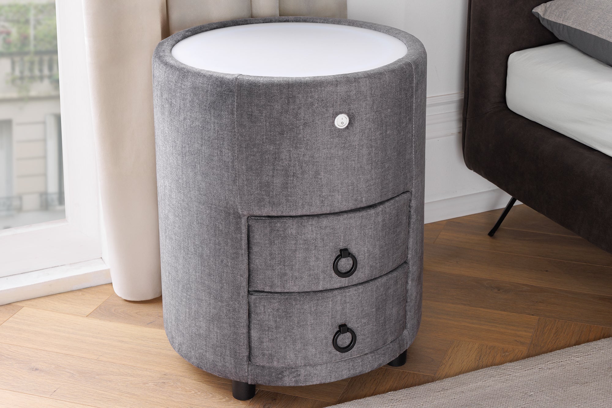 Table de chevet ronde SIGNUM 55cm tissu velours de soie gris Vogue incl. tiroirs d’éclairage