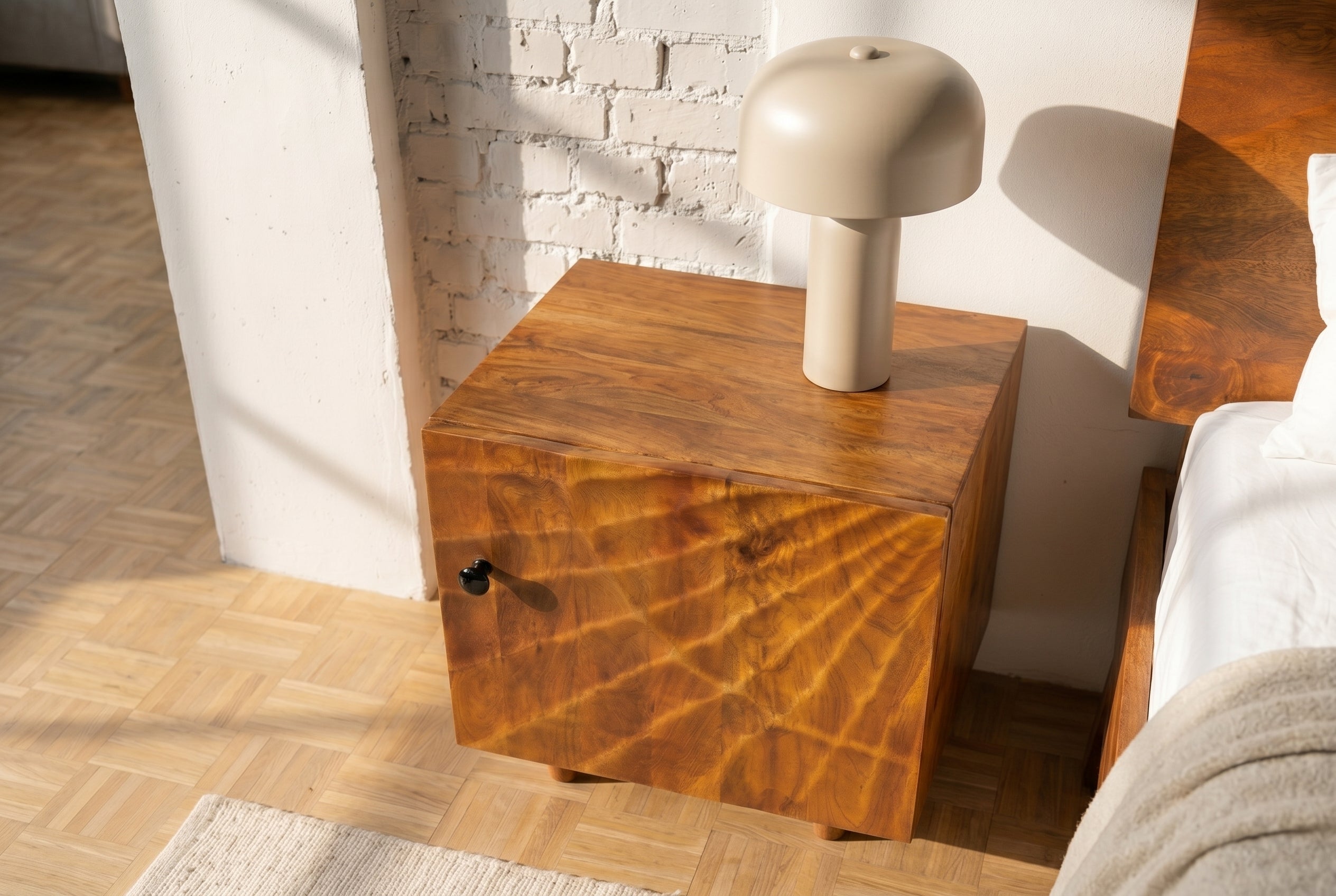 Table de chevet solide SCORPION 50cm table d’appoint en manguier marron avec sculptures 3D