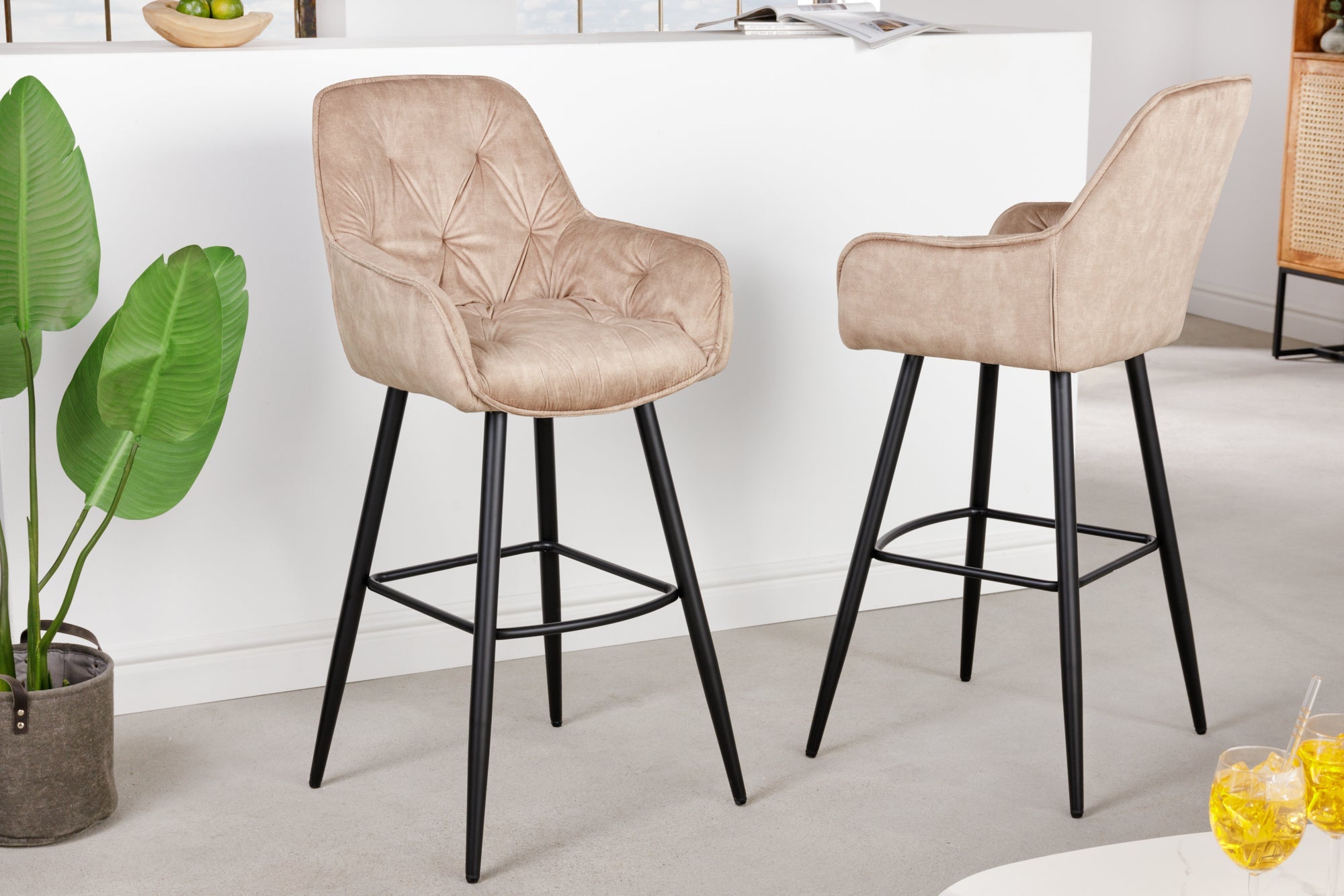 Taburete de bar de diseño MILANO Silla de bar de terciopelo beige champán con respaldo de metal negro
