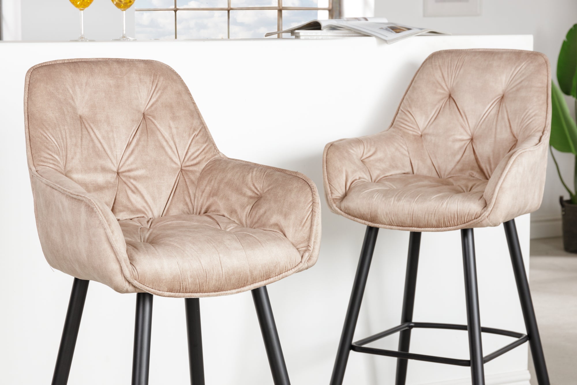 Taburete de bar de diseño MILANO Silla de bar de terciopelo beige champán con respaldo de metal negro