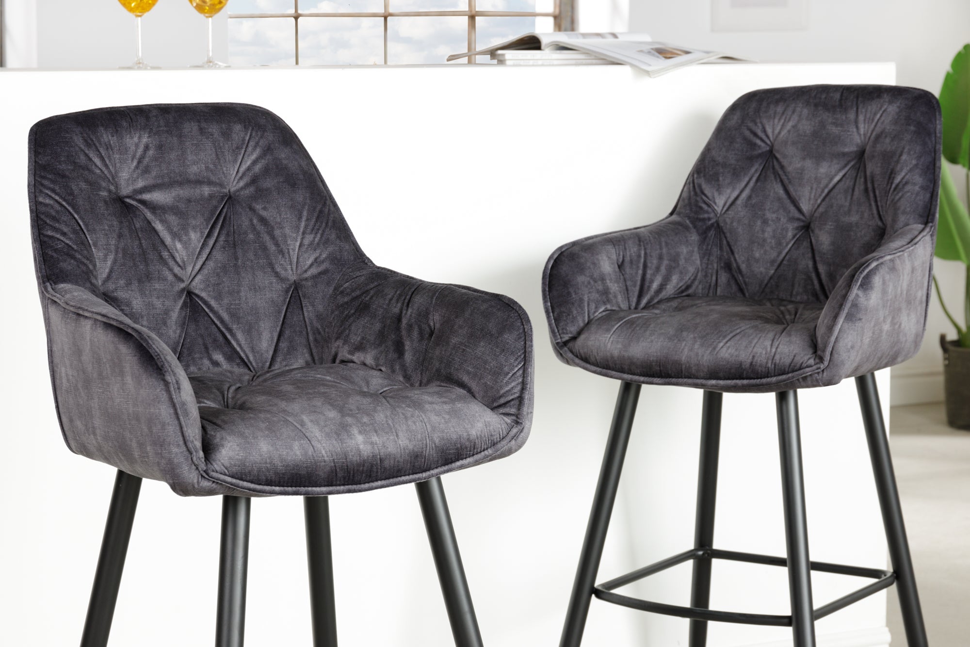 Tabouret de bar design MILANO chaise de bar en velours gris avec dossier en métal matelassé Chesterfield noir