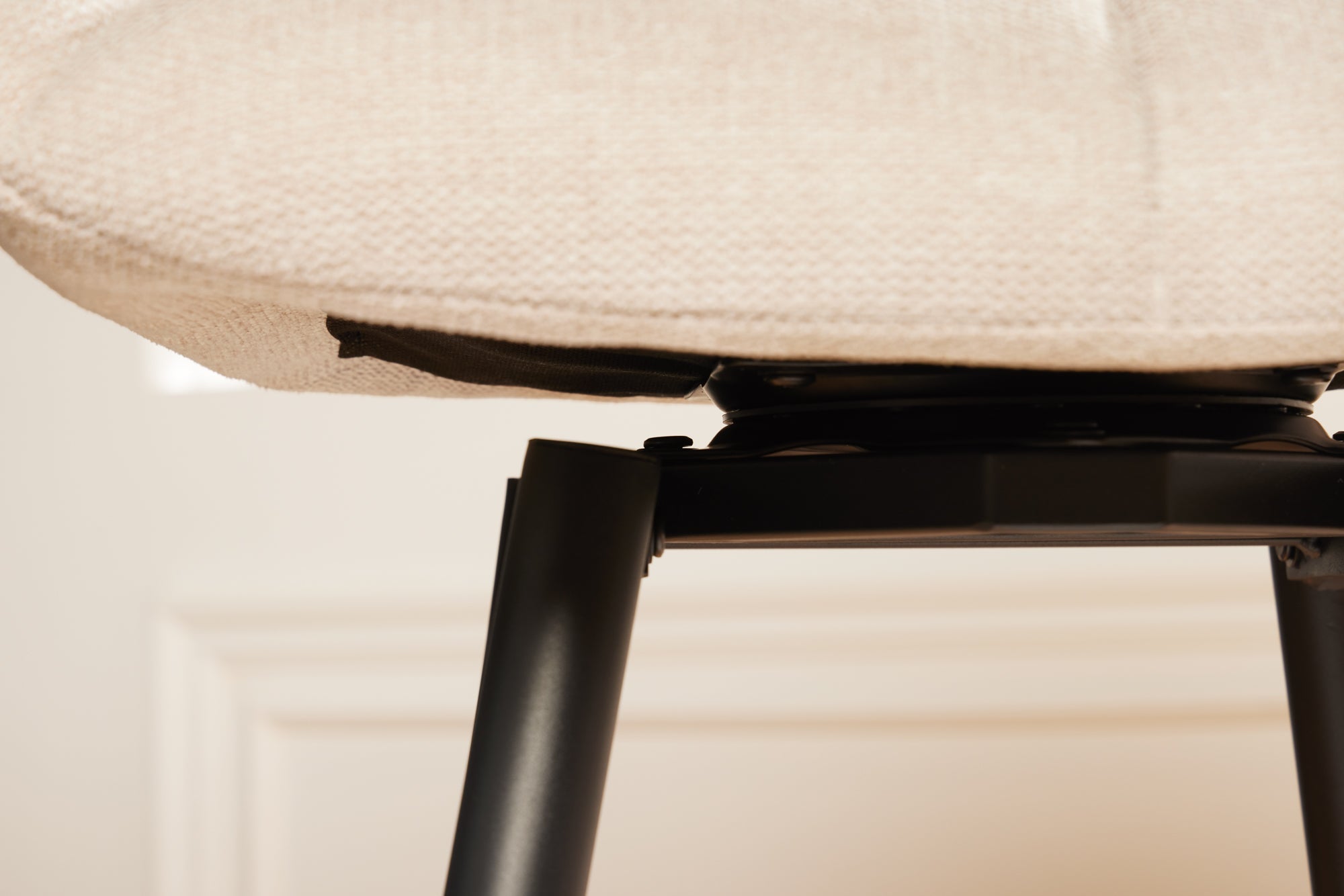 Tabouret de bar pivotant PAPILLON chaise de bar beige champagne avec dossier pieds en métal noir