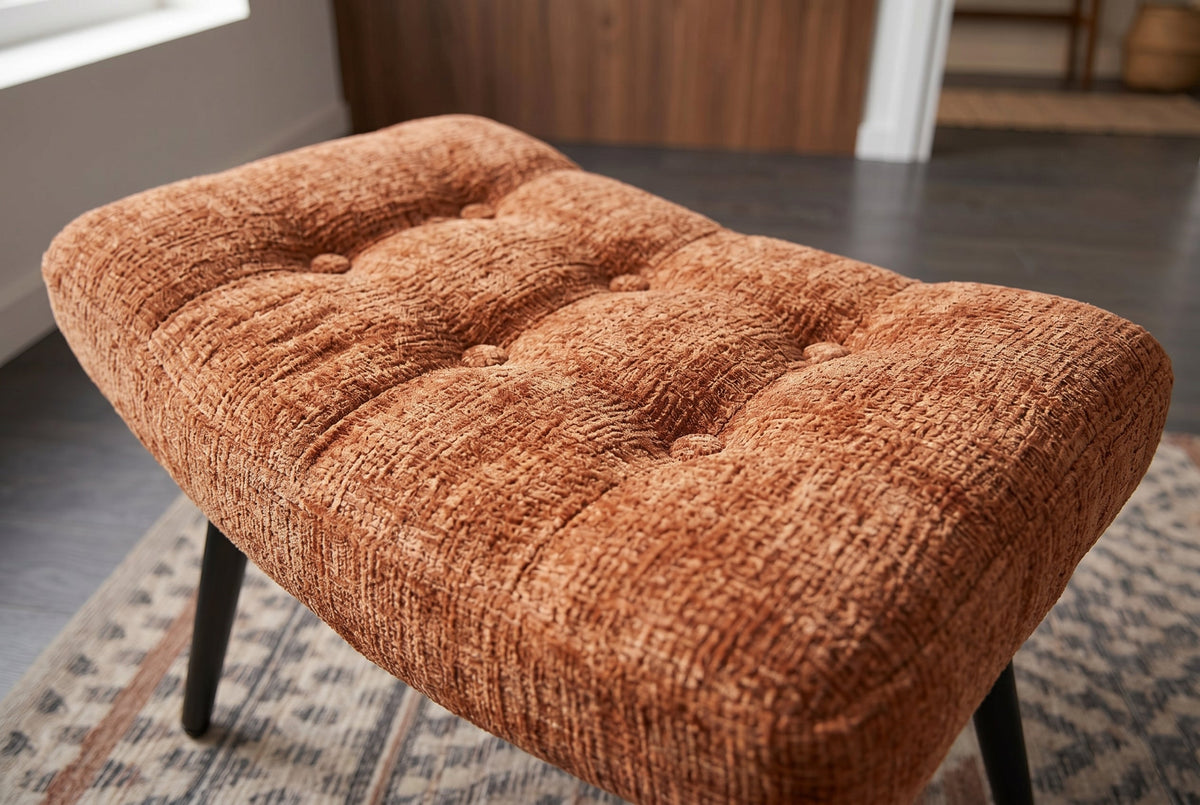 Tabouret moderne SCANDINAVIA chenille marron rouille Cremona pieds en métal repose-pieds