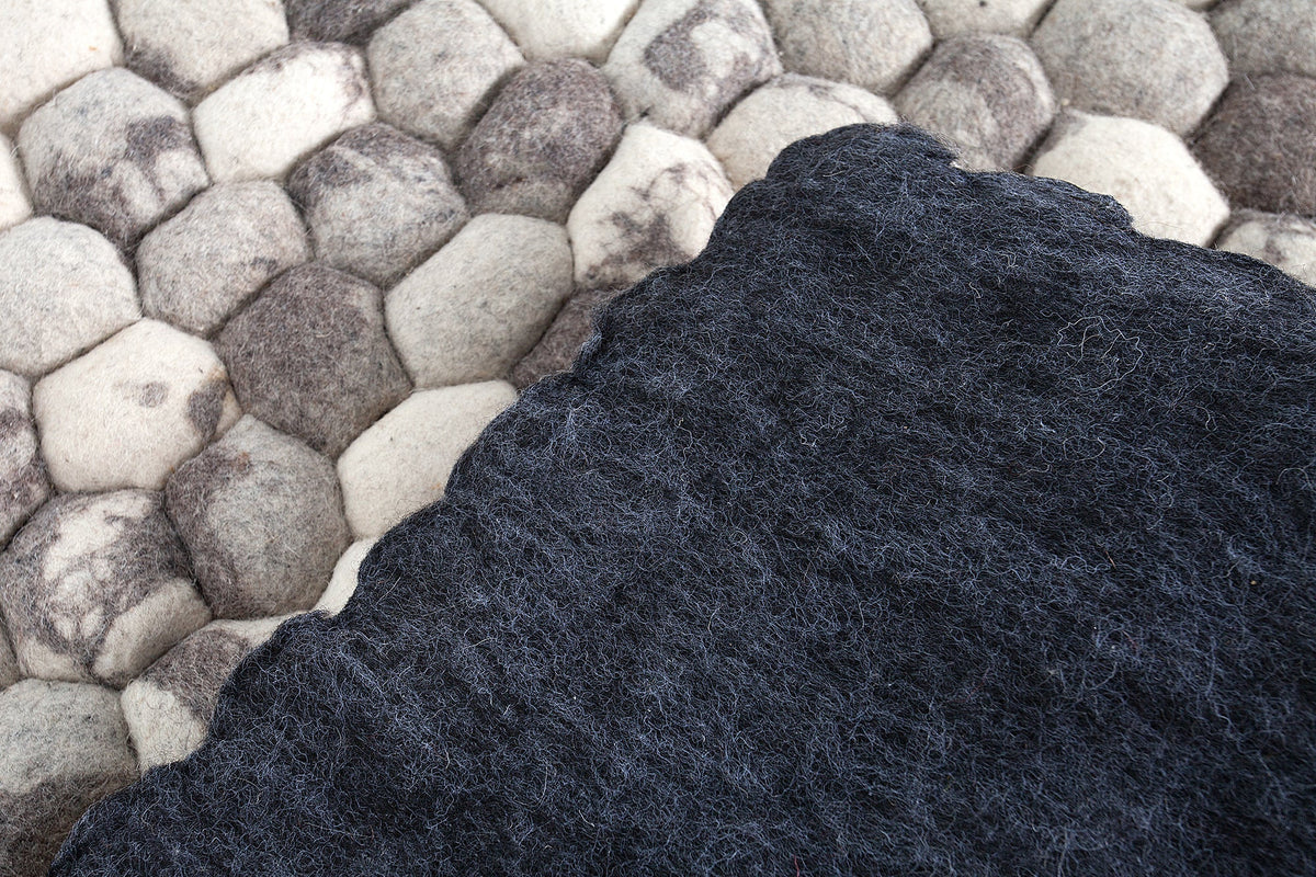 Tapis en laine vierge tissé main ORGANIC LIVING 200x120cm feutre gris aspect pierre