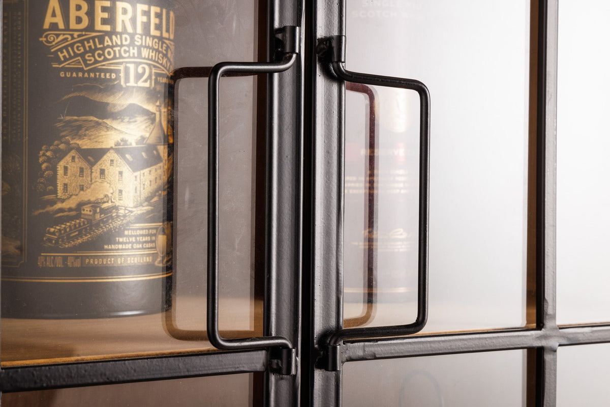 Vitrine solide SEVEN SEAS 150cm pin naturel portes industrielles meuble de bar en métal